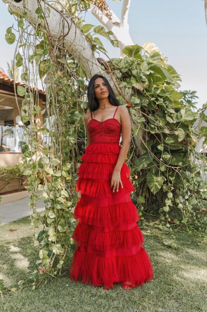 VESTIDO VERMELHO SAIA EM TULE E CORPETE BORDADO.