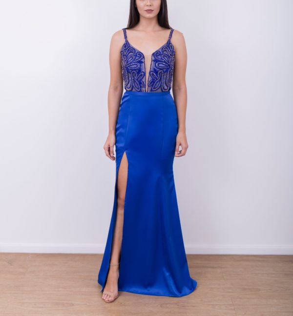 VESTIDO SEREIA AZUL ROYAL COM FENDA E BLUSA COM ALÇAS EM TULE BORDADO.