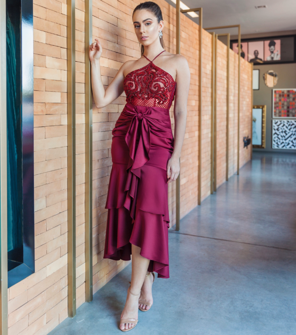 VESTIDO MIDI MARSALA SAIA ASSIMÉTRICA BABADOS COM FENDA. BLUSA EM TULE BORDADO COM ALÇAS EM V