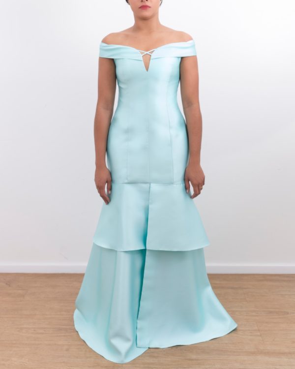 VESTIDO SEREIA ESTRUTURADO AZUL TIFFANY OMBRO A OMBRO COM BABADOS NA SAIA.