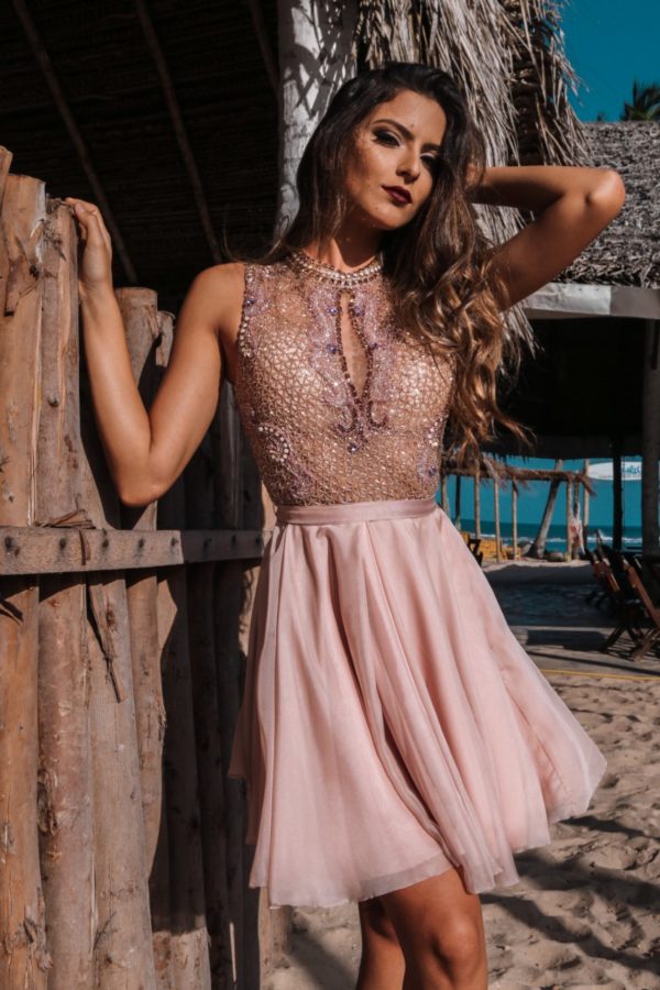 VESTIDO CURTO ROSA CHÁ SAIA FLUIDA E BLUSA GOLA ALTA EM TULE TODA EM PEDRARIAS.