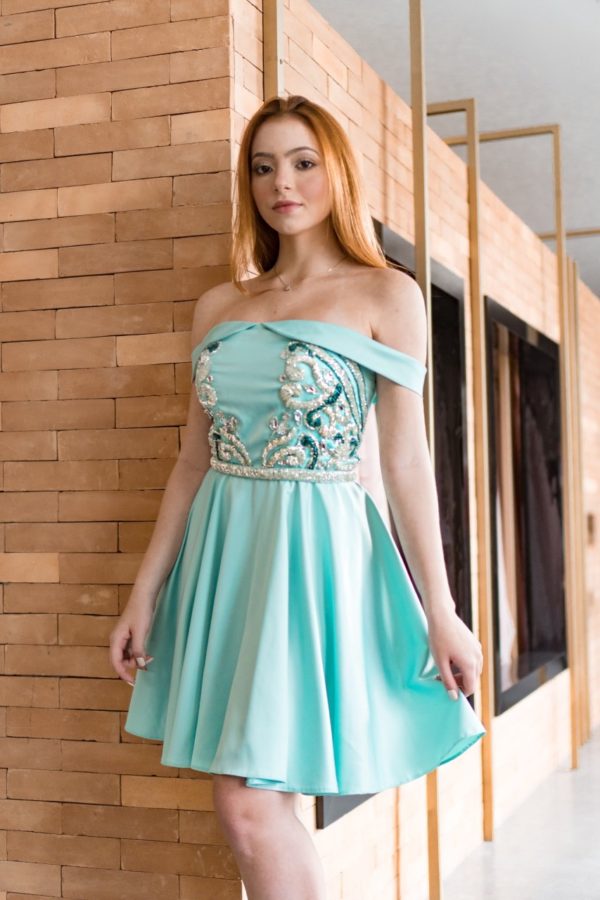 VESTIDO CURTO AZUL TIFFANY OMBRO A OMBRO TODO DE TECIDO E COM BORDADO NA BLUSA