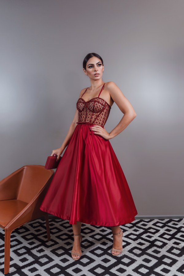 VESTIDO MARSALA MIDI CORPETE TODO BORDADO DE ALCINHAS E SAIA ESTRUTURADA.