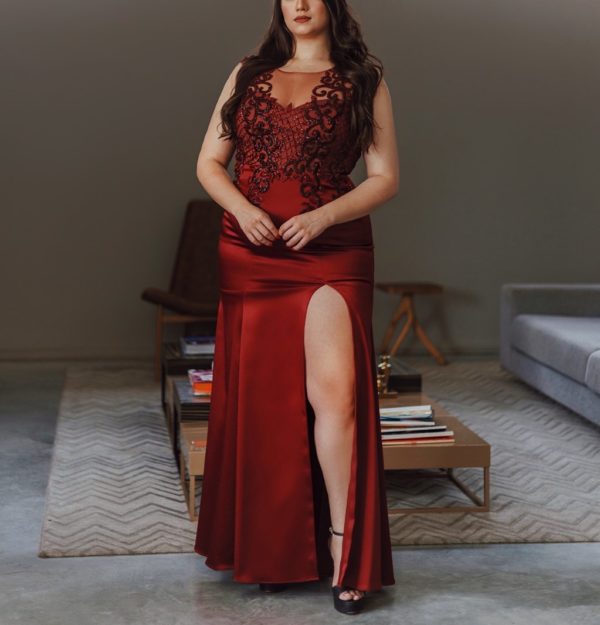 VESTIDO SEREIA PLUS SIZE MARSALA FORMANDA BORDADO