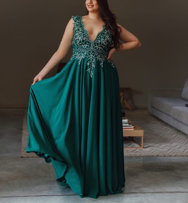 VESTIDO VERDE PLUS SIZE FLUIDO COM RENDA APLICADA FORMATURA E MAE DE NOIVO