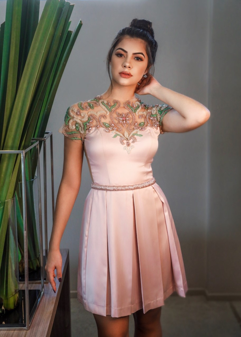 Vestido com sales pregas na saia