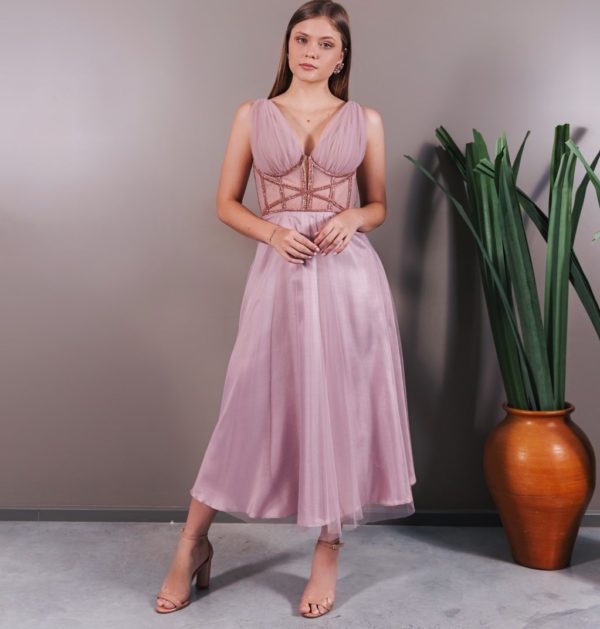 VESTIDO MIDI ROSA TODO EM TULE. CORPETE COM DETALHES BORDADOS EM VIDRILHOS.