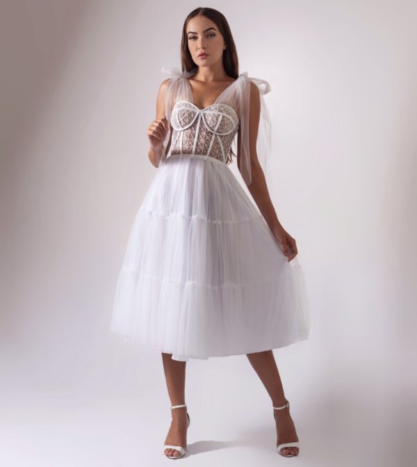 VESTIDO MIDI BRANCO COM SAIA EM TULE CAMADAS E CORPETE BORDADO EM PEDRARIAS NOIVADO CASAMENTO CIVIL