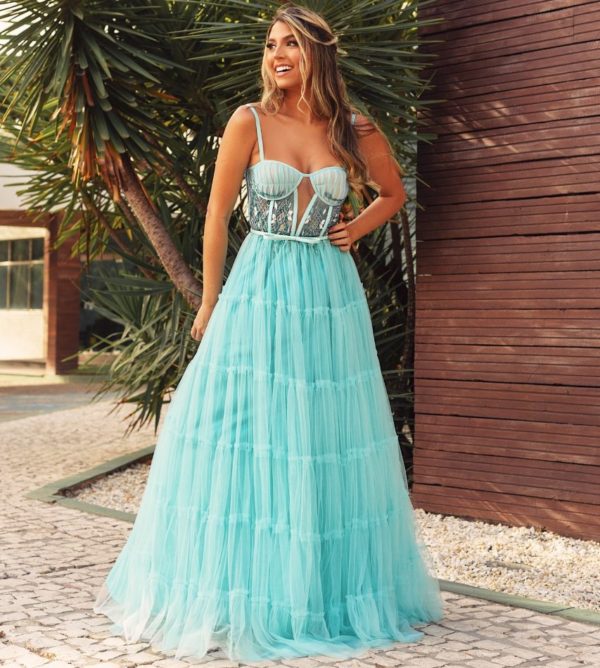 VESTIDO AZUL TIFFANY LONGO COM SAIA EM TULE CAMADAS. CORPETE REGULÁVEL NAS COSTAS COM BOJO DRAPEADO E BORDADO DELICADO COM LINHA E VIDRILHOS.