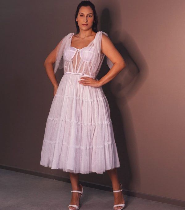 VESTIDO MIDI BRANCO EM TULE GLITTER COM SAIA BABADOS E CORPETE EM TULE COM AMARRAÇÃO NOS OMBROS. CINTO FININHO ACOMPANHA. IDEAL PARA NOIVADO, CASAMENTO CIVIL E MINI WEDDING.