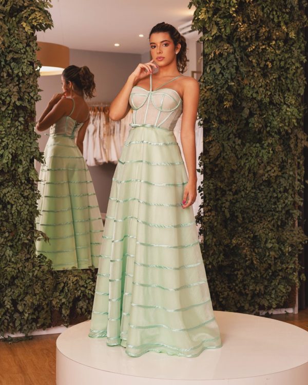 VESTIDO LONGO VERDE AGUA CORPETE COM REGULAGEM E SAIA EM FITAM EM CETIM MADINHAS E CONVIDADAS