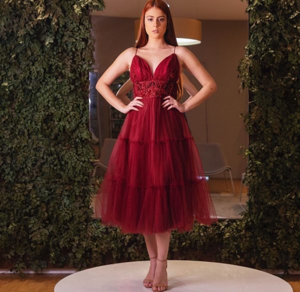 VESTIDO MIDI MARSALA COM SAIA EM TULE CAMADAS E BLUSA COM PALA BORDADA EM LINHA E PEDRARIAS.