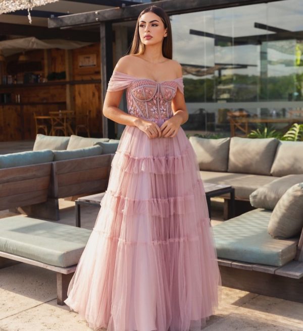 VESTIDO LONGO ROSA CHA COM SAIA EM TULE BABADOS E CORPETE COM APLICAÇÕES BORDADAS.