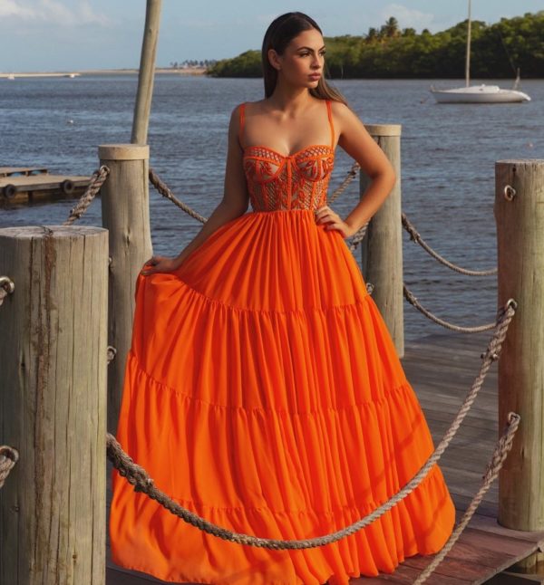 VESTIDO LONGO LARANJA  COM SAIA FLUIDA EM BABADOS E CORPETE BORDADO EM PEDRARIAS.