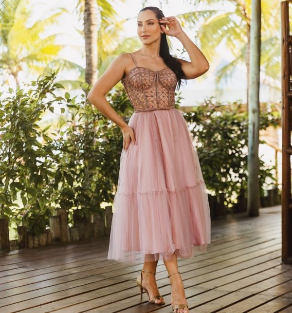 VESTIDO MIDI ROSA EM TULE  COM CORPETE DE ALCINHAS BORDADO.