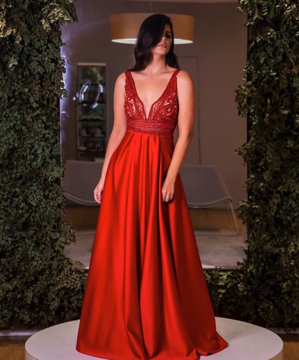 VESTIDO LONGO VERMELHO COM SAIA ESTRUTURADA E BLUSA EM TULE TODA BORDADA EM PEDRARIAS.