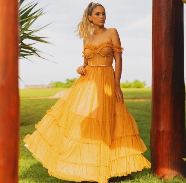 VESTIDO LONGO DOURADO COM SAIA EM BABADOS E CORPETE COM DETALHE DRAPEADO NO COLO