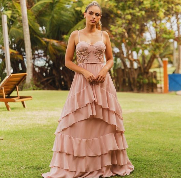 VESTIDO LONGO ROSA CHÁ COM SAIA FLUIDA EM BABADOS E CORPETE DE TULE E MUSSELINE BORDADO EM PEDRARIAS.