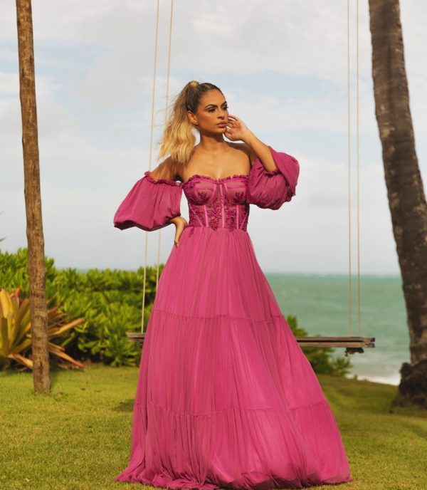 VESTIDO LONGO FUCSIA CORPETE MANGAS BUFANTES E TULE