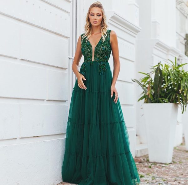 VESTIDO LONGO VERDE BANDEIRA COM SAIA EM TULE CAMADAS E BLUSA DECOTE EM V TODA BORDADA EM PEDRARIAS.