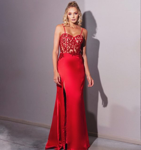 VESTIDO LONGO SEREIA VERMELHO COM FENDA E CORPETE BORDADO EM PEDRARIAS.