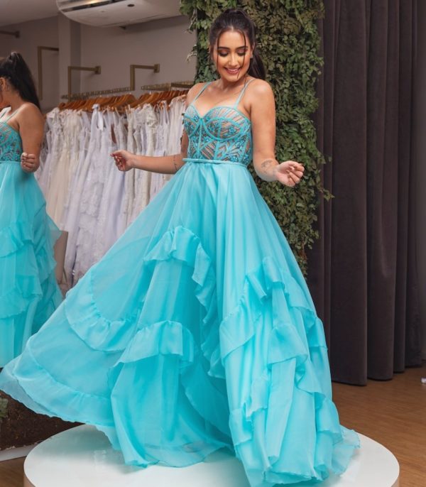 VESTIDO LONGO AZUL TIFFANY EM VOAL COM SAIA EM BABADOS ASSIMÉTRICOS E CORPETE EM TULE BORDADO EM PEDRARIAS.